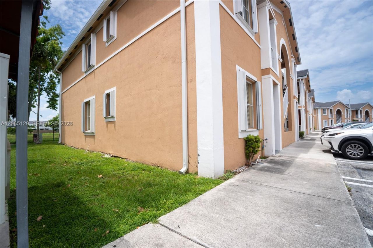 17600 NW 73rd Ave , Unit 201-6, Hialeah, FL 33015 Photo