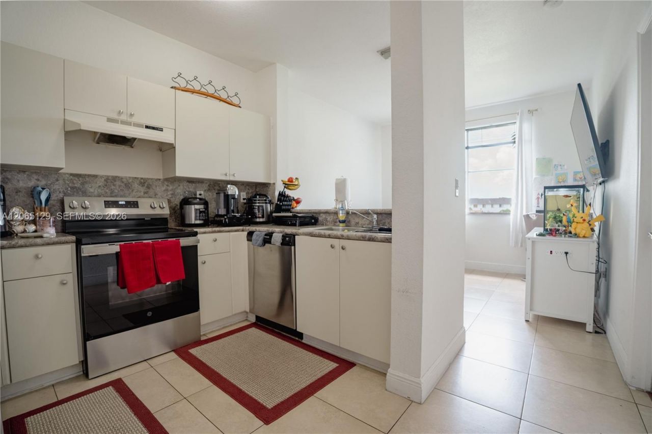 17600 NW 73rd Ave , Unit 201-6, Hialeah, FL 33015 Photo