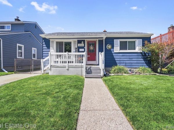 656 8th Street , Wyandotte, Mi 48192