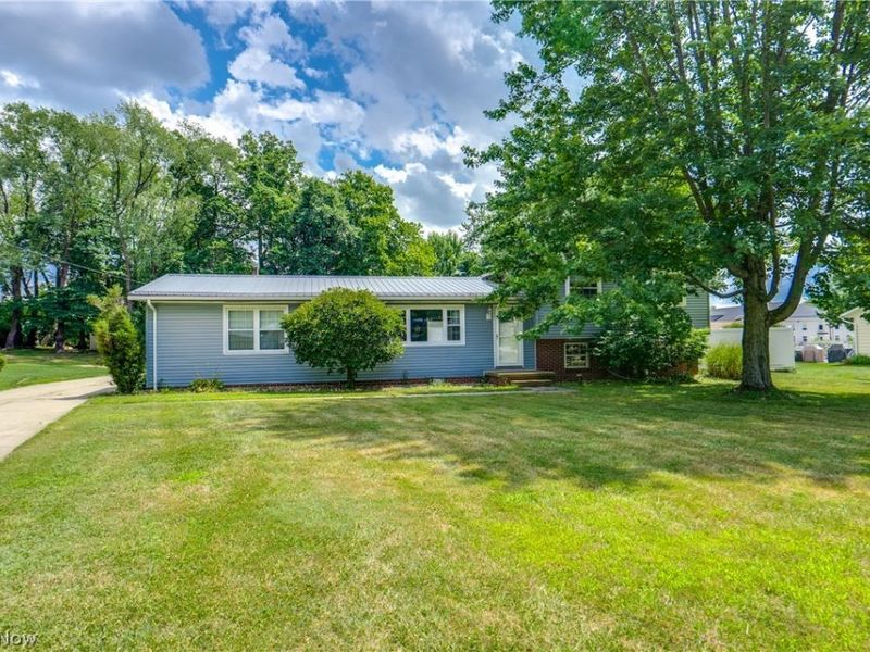 7320 Lourelton Avenue NW, North Canton, OH 44720 Photo 2