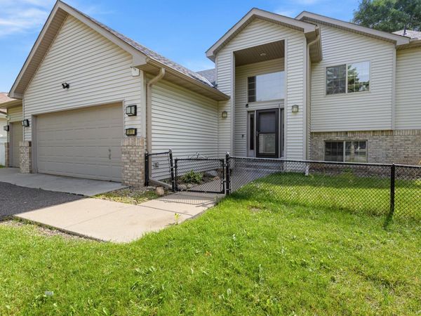 1911 Queens Drive, Woodbury, MN 55125