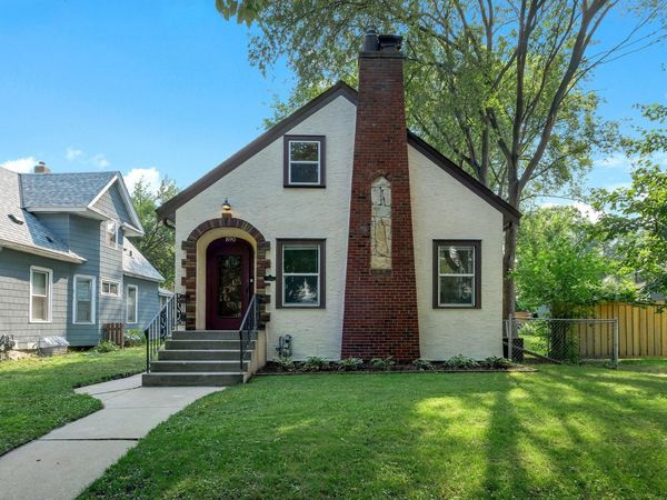890 22nd Avenue SE, Minneapolis, MN 55414