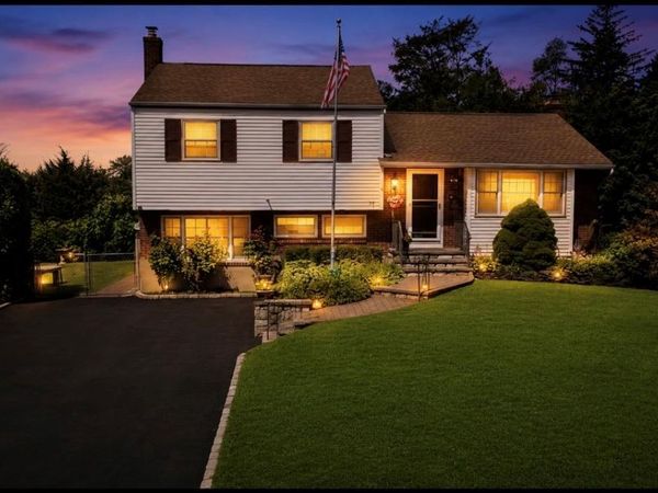 10 Meredith Drive , Greenlawn, NY 11740
