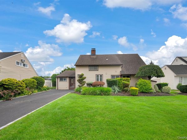77 Pilgrim Lane , Westbury, NY 11590