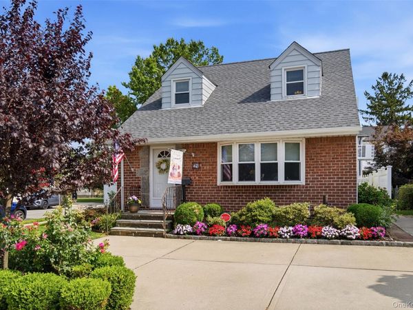 24 Broadmoor Lane , Westbury, NY 11590