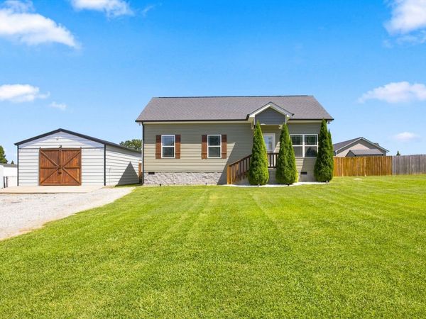 1204 Redden Ln, Burns, TN 37029