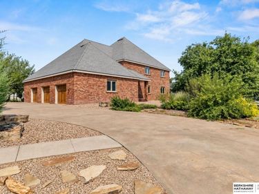 6525 Rolling Hills Court, Lincoln, NE 68512