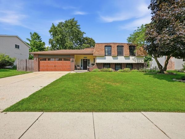 1255 Briarcliffe Boulevard, Wheaton, IL 60189