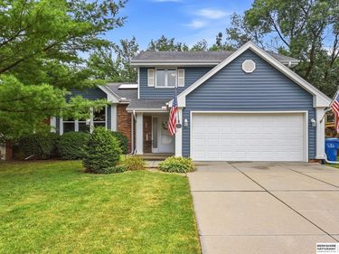 807 Redwood Lane, Papillion, NE 68046