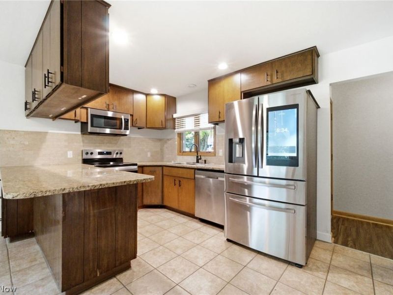 1097 Oak Tree Road, Akron, OH 44320 Photo 8