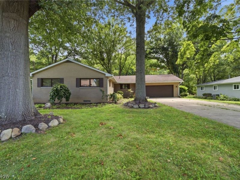 1097 Oak Tree Road, Akron, OH 44320 Photo 1