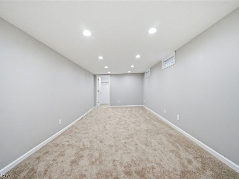 1097 Oak Tree Road, Akron, OH 44320 Photo 23