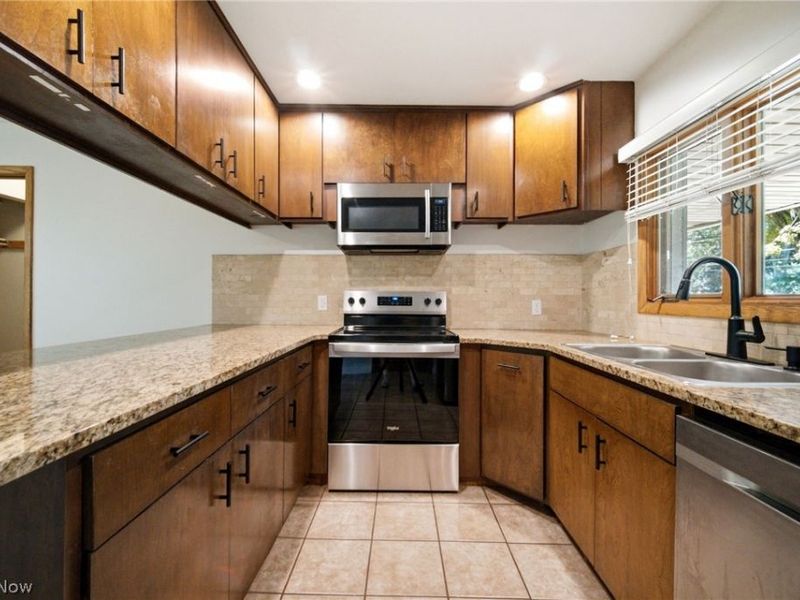 1097 Oak Tree Road, Akron, OH 44320 Photo 7