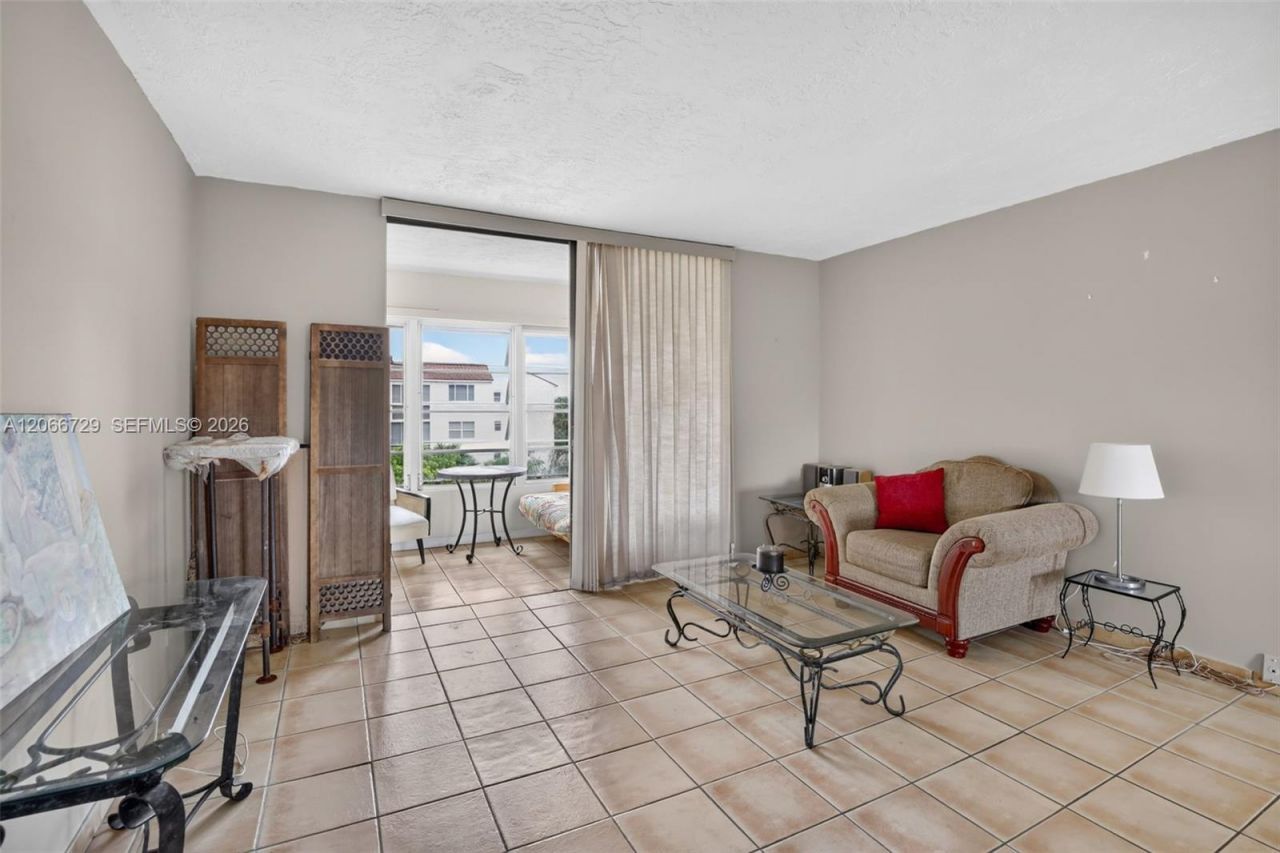 2811 Somerset Dr , Unit 405, Lauderdale Lakes, FL 33311 Photo