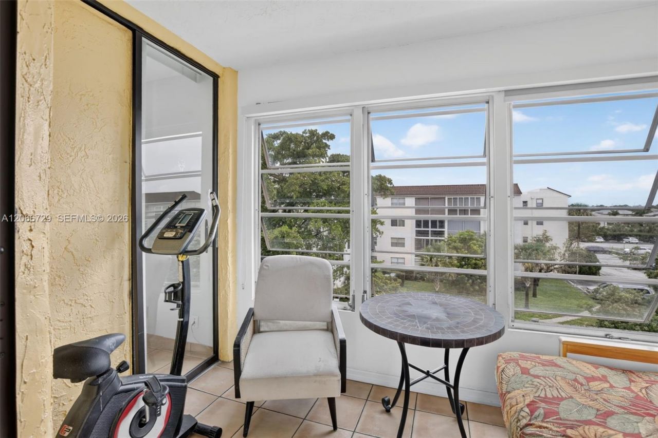2811 Somerset Dr , Unit 405, Lauderdale Lakes, FL 33311 Photo