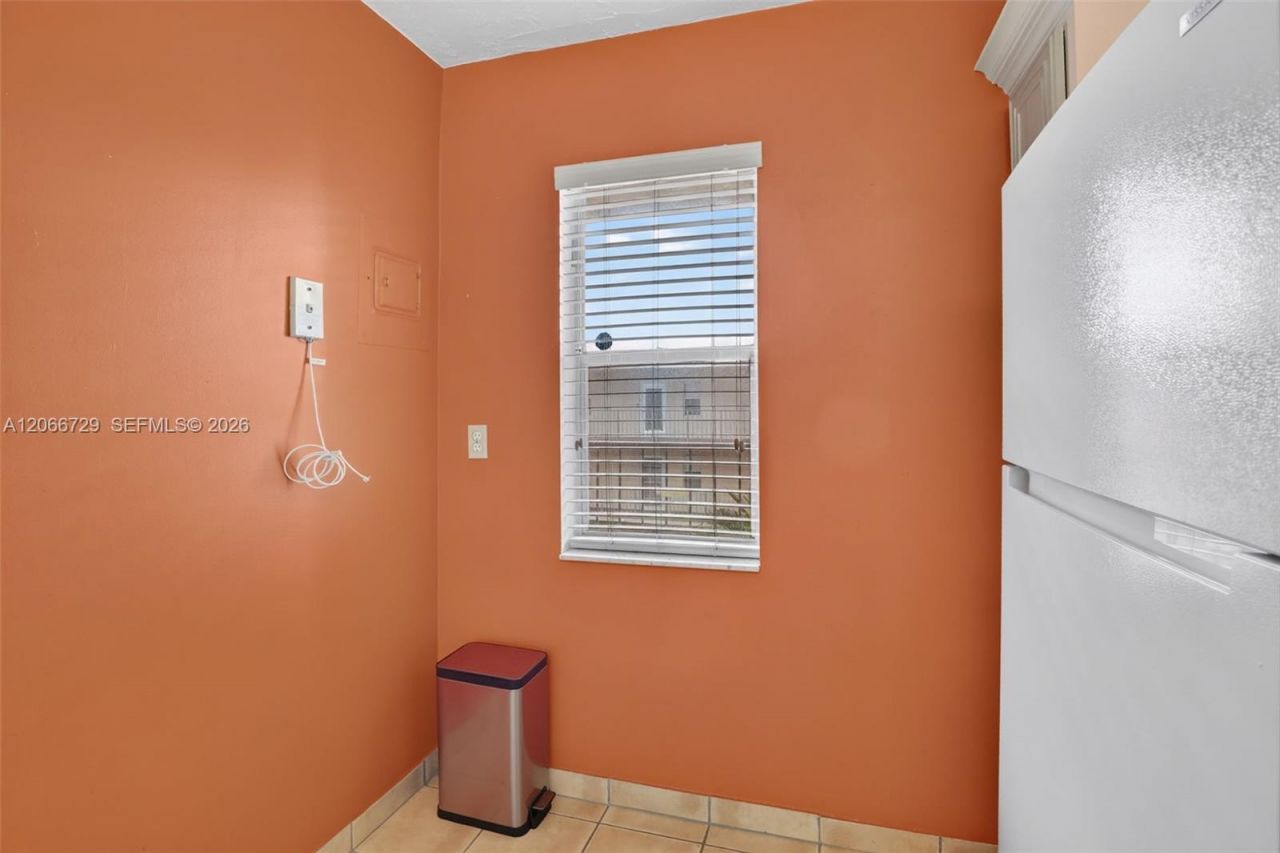 2811 Somerset Dr , Unit 405, Lauderdale Lakes, FL 33311 Photo