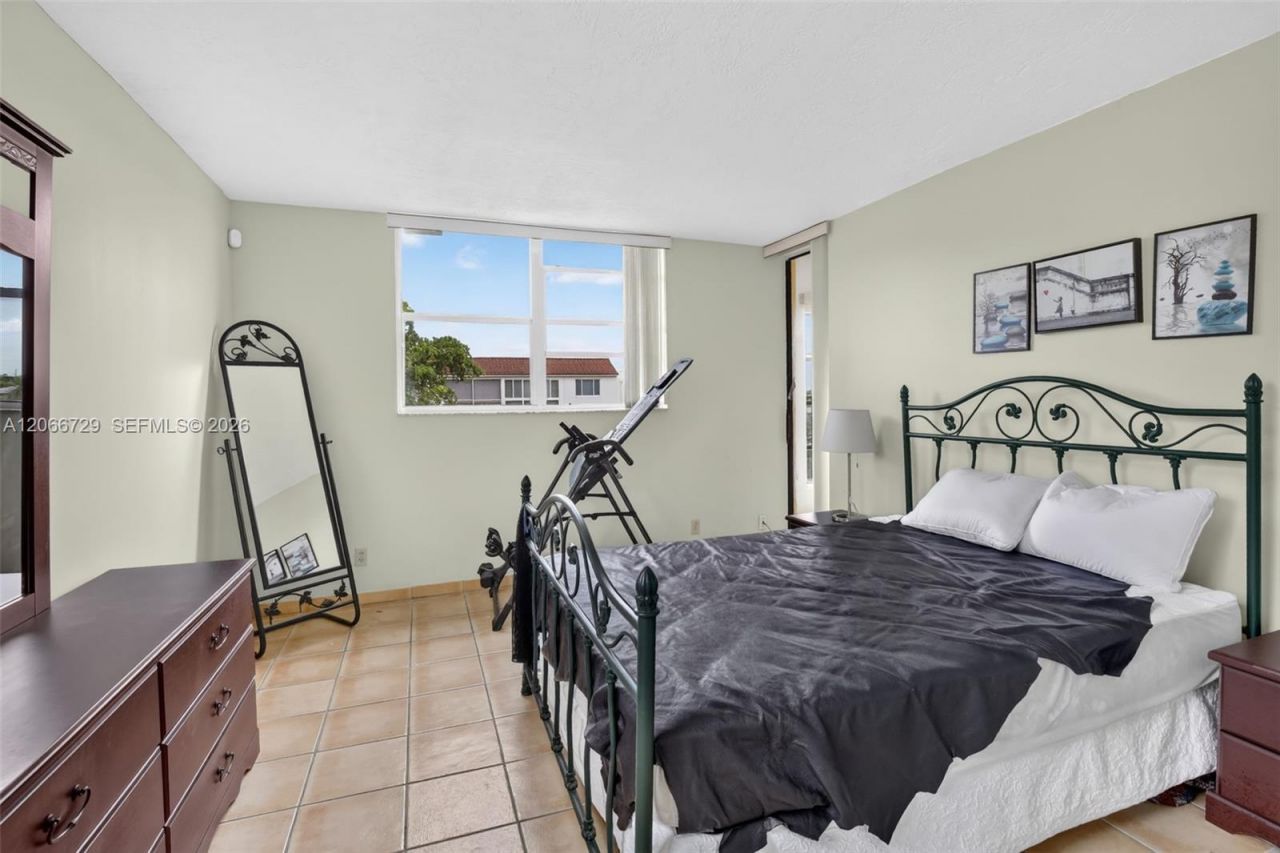 2811 Somerset Dr , Unit 405, Lauderdale Lakes, FL 33311 Photo