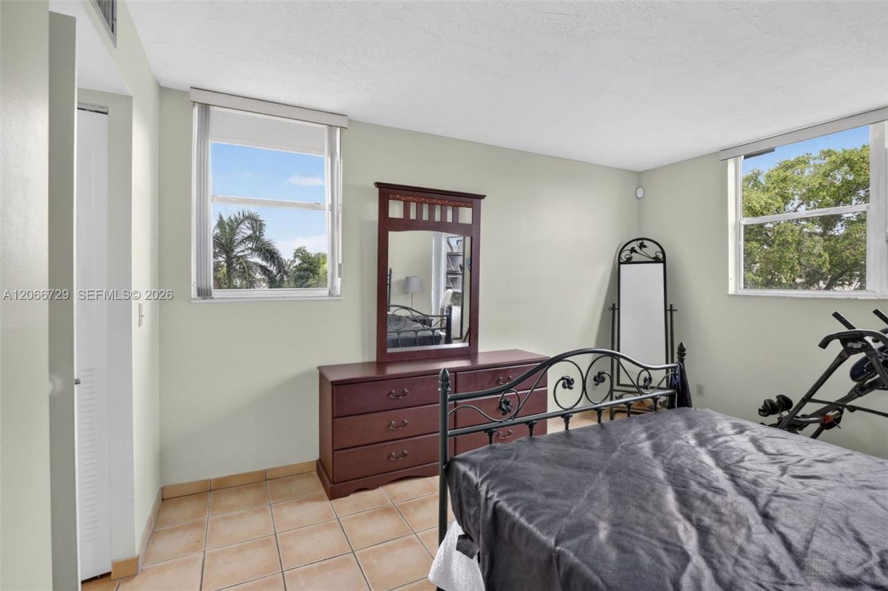 2811 Somerset Dr , Unit 405, Lauderdale Lakes, FL 33311 Photo