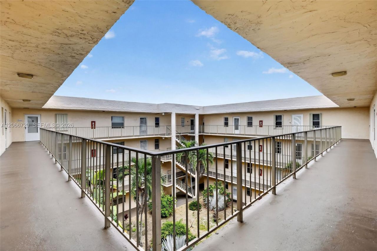 2811 Somerset Dr , Unit 405, Lauderdale Lakes, FL 33311 Photo