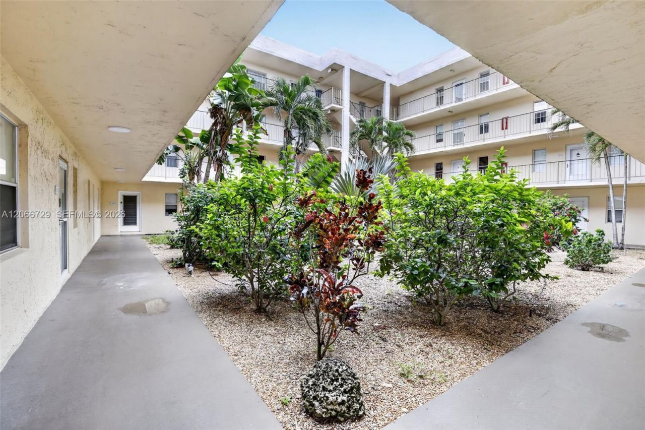 2811 Somerset Dr , Unit 405, Lauderdale Lakes, FL 33311 Photo