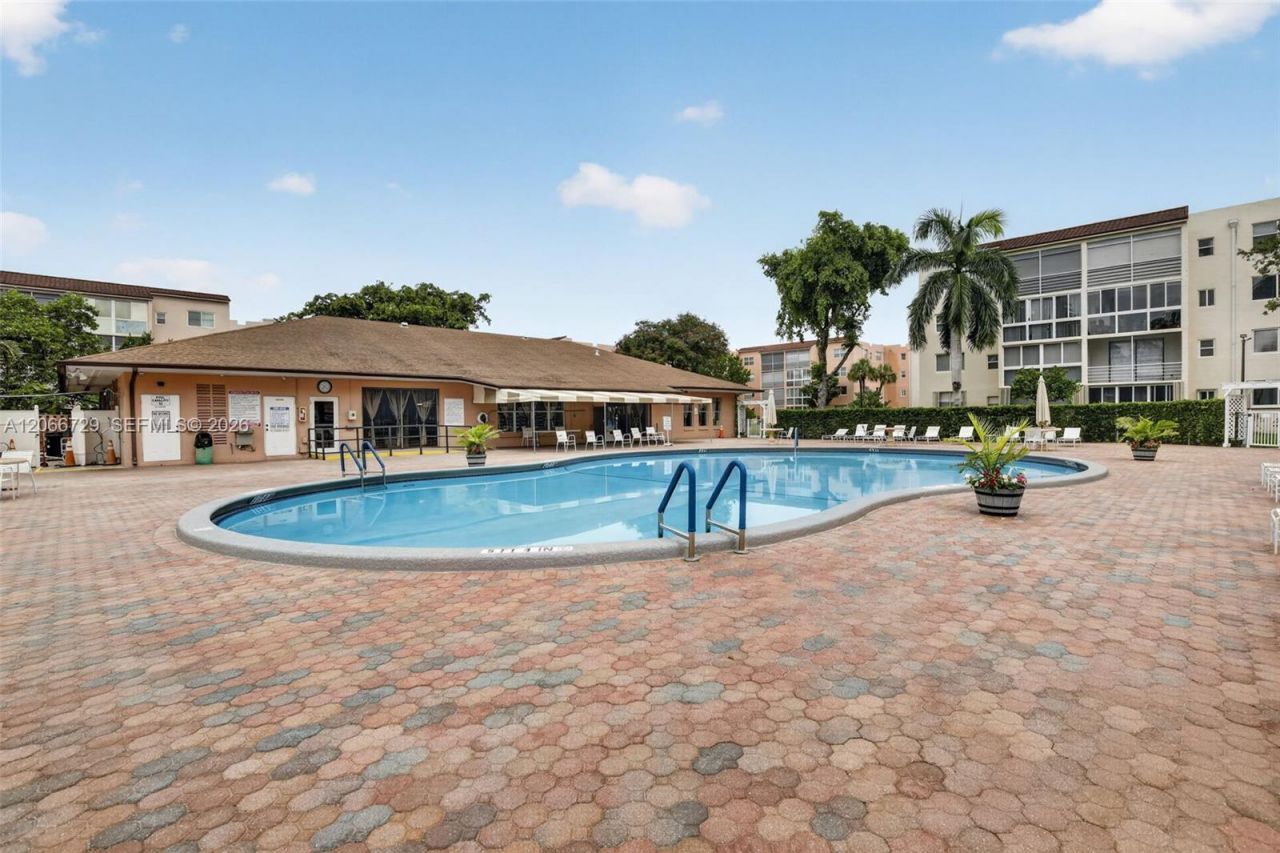 2811 Somerset Dr , Unit 405, Lauderdale Lakes, FL 33311 Photo