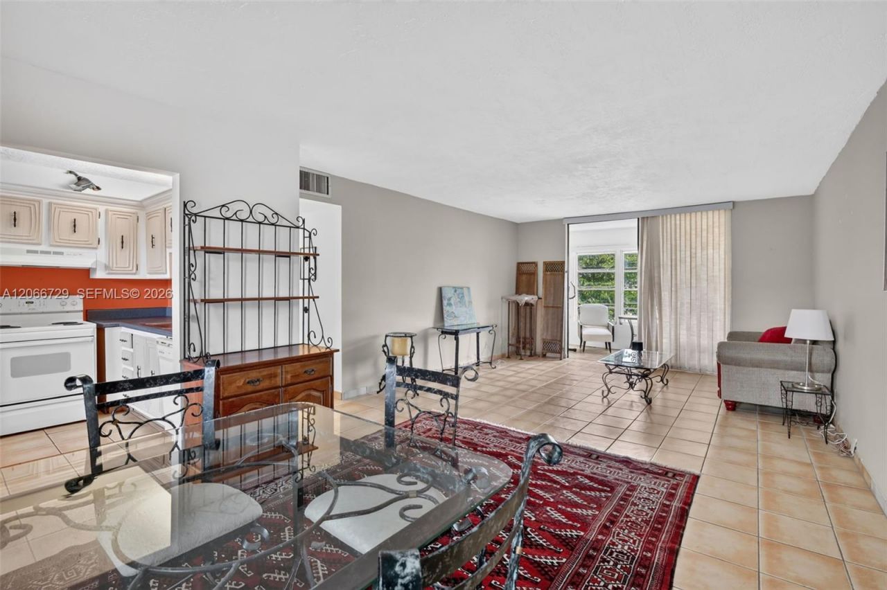2811 Somerset Dr , Unit 405, Lauderdale Lakes, FL 33311 Photo
