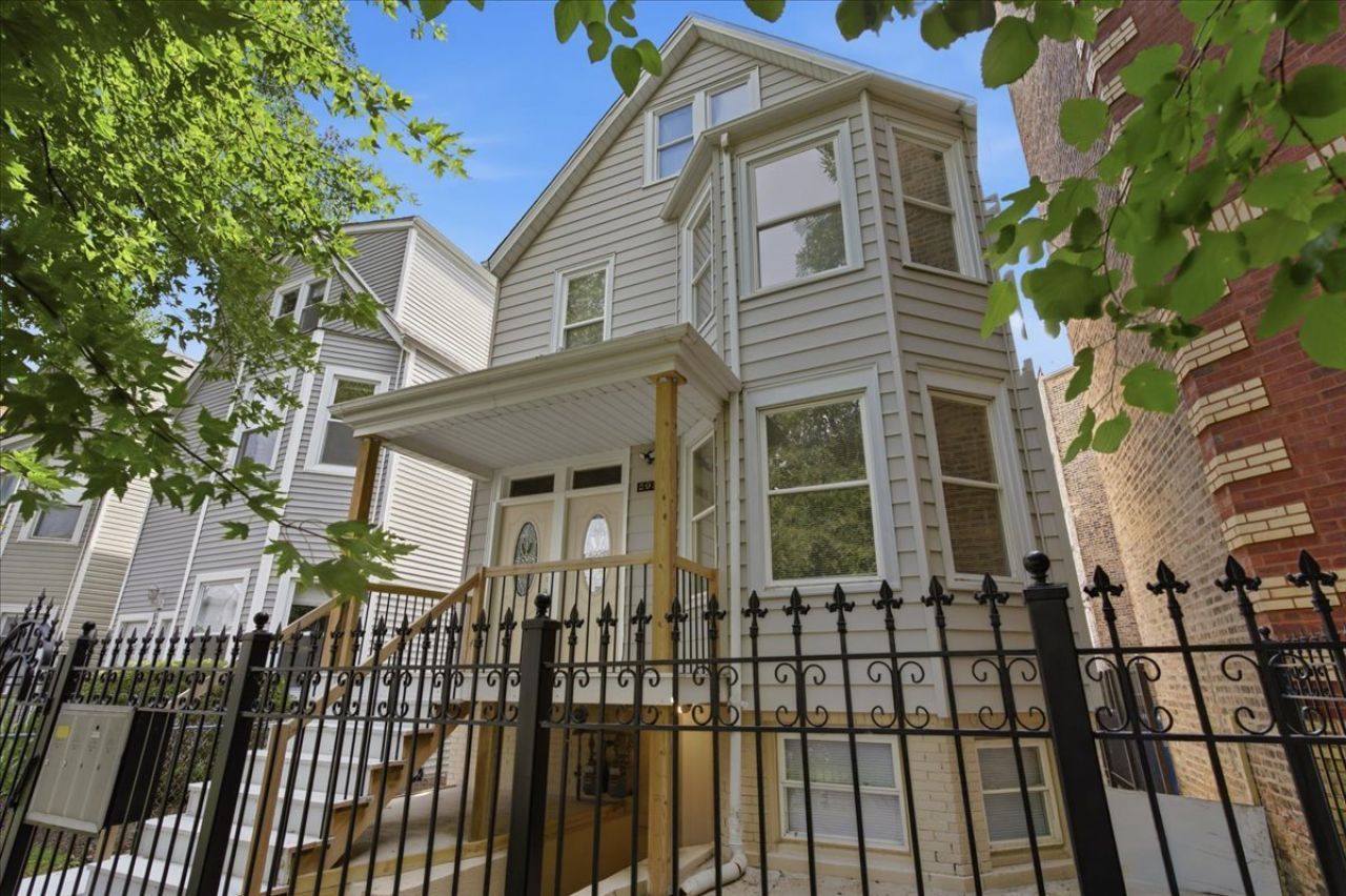 2939 N Hamlin Avenue, Chicago, IL 60618 Main Photo