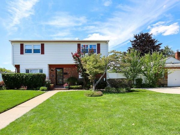 844 Hemlock Street , Franklin Square, NY 11010