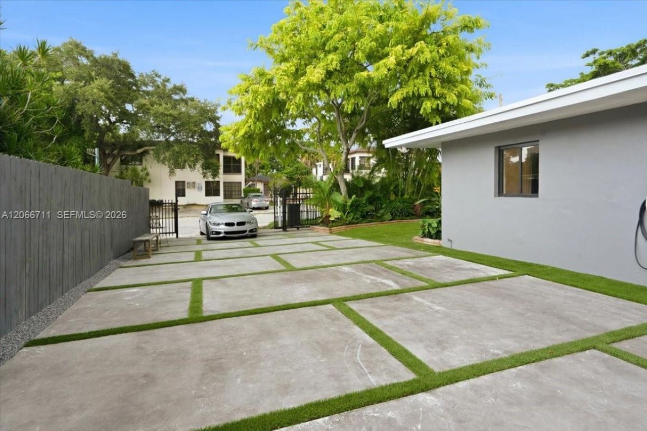 1215 NE 110th St, Miami, FL 33161 Photo