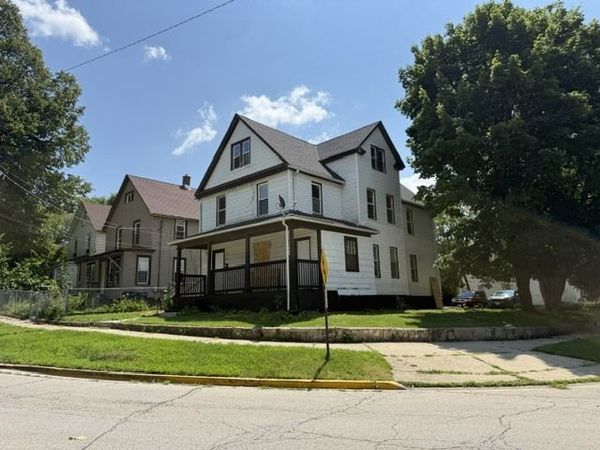 637 8th Street , Waukegan, IL 60085