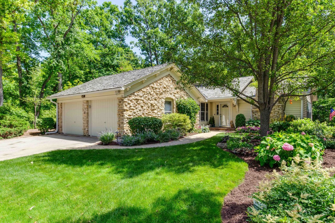 10 Court Of Fox River Valley, Lincolnshire, IL 60069 Main Photo