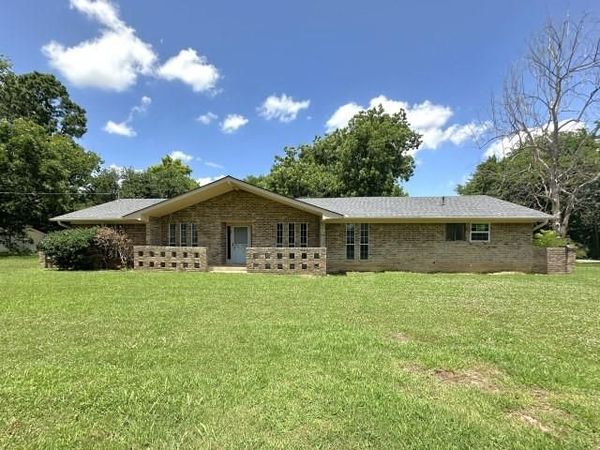120 W Deport Street , Detroit, TX 75436
