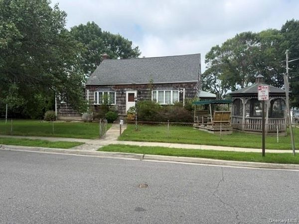 2 Ivy Street , Farmingdale, NY 11735