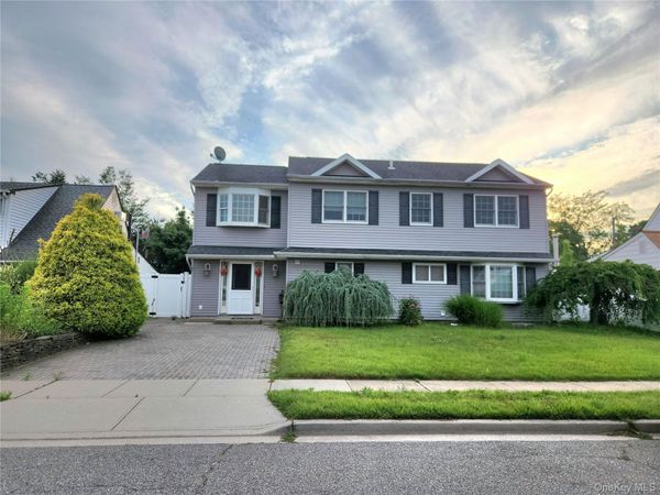 34 Arch Lane , Hicksville, NY 11801