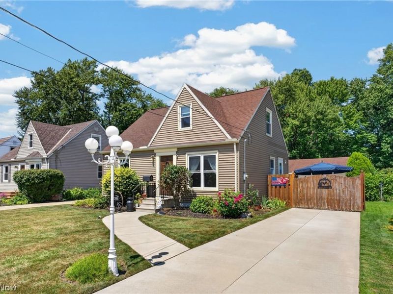 23888 Lucille Drive, North Olmsted, OH 44070 Photo 2