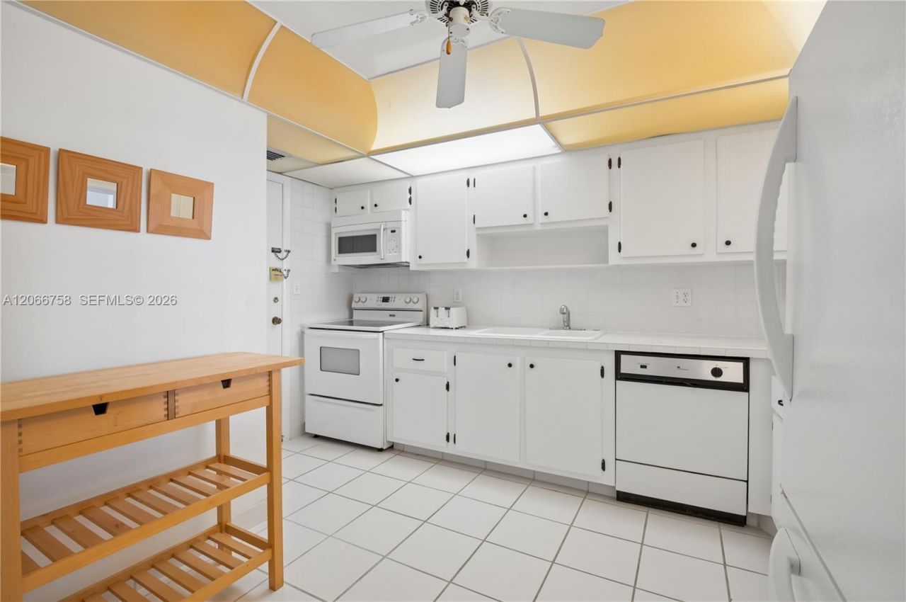 200 Diplomat Pkwy, Unit 830, Hallandale Beach, FL 33009 Photo