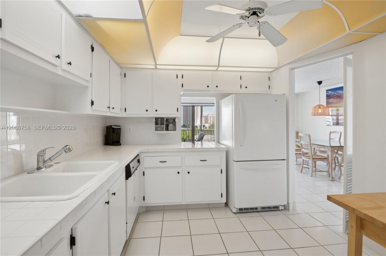 200 Diplomat Pkwy, Unit 830, Hallandale Beach, FL 33009 Photo