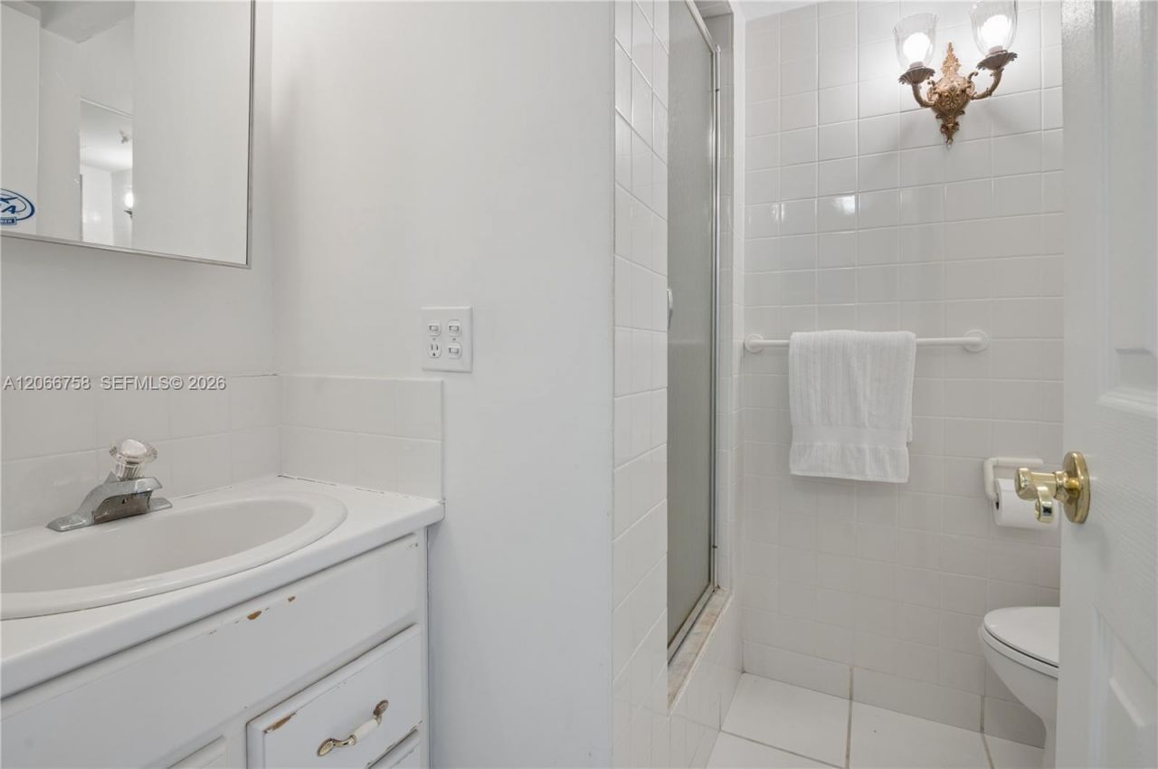 200 Diplomat Pkwy, Unit 830, Hallandale Beach, FL 33009 Photo