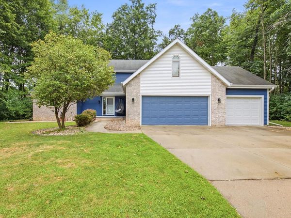 2420 BRANTWOOD DRIVE, Neenah, WI 54956