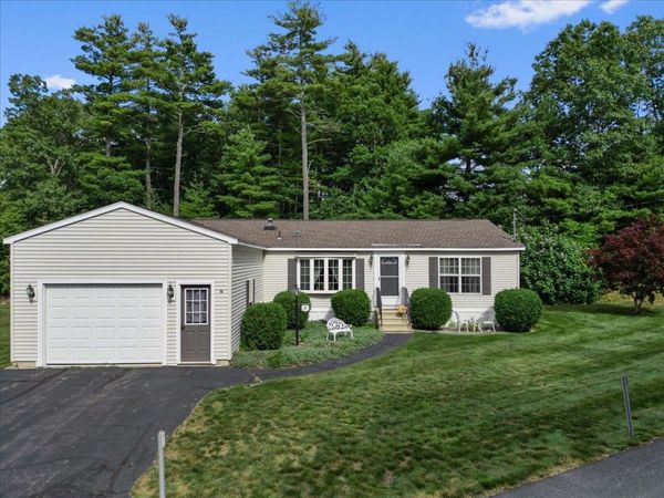 8 Stonegate Lane, Hampstead, NH 03841