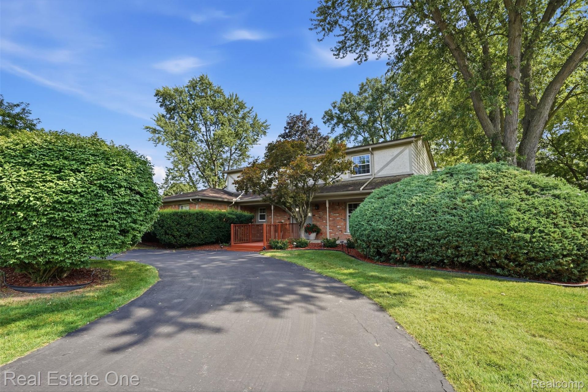 30752 Woodstream Court, Farmington Hills, Mi 48334 Main Photo