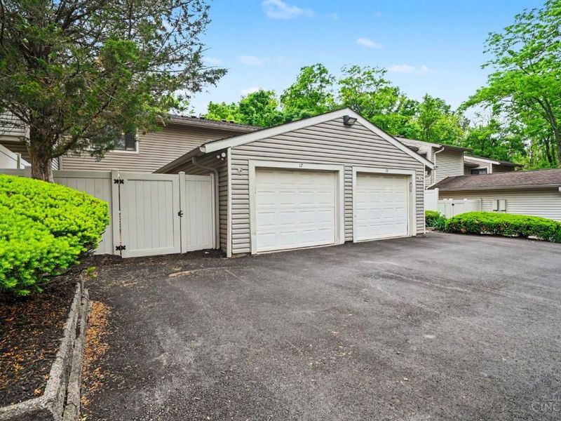 17 Woodview Court, Springdale, OH 45246 Photo 2