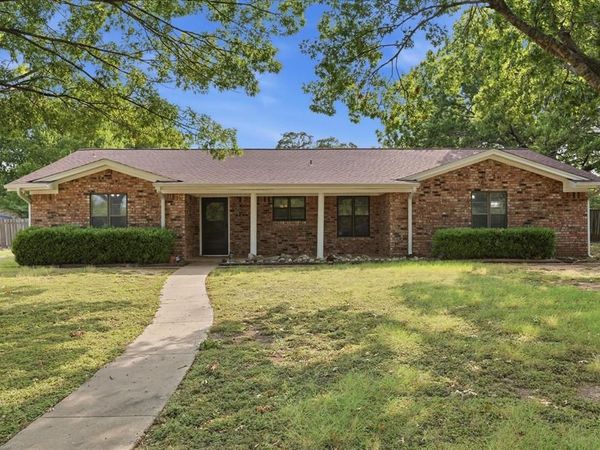 140 Towne West Drive , Lorena, TX 76655