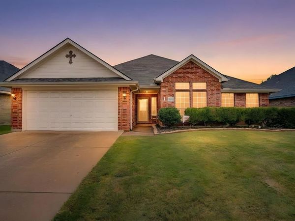 725 Snapper Drive, Burleson, TX 76028