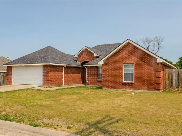 1015 Balkan Drive , Lancaster, TX 75134