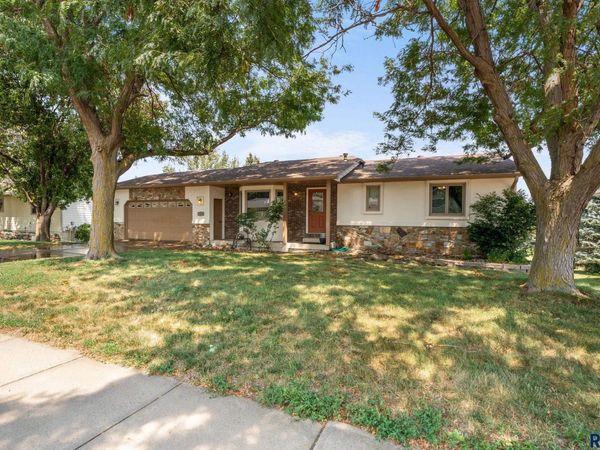 5800 Coughran Ct, Sioux Falls, SD 57106