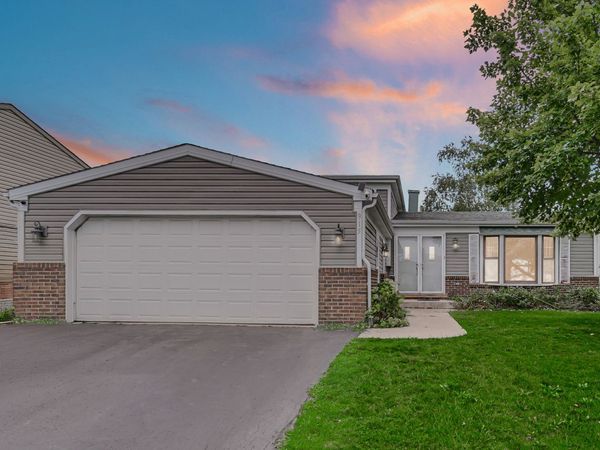 915 Wampum Court , Carol Stream, IL 60188