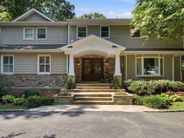 8 Clayton Drive , Dix Hills, NY 11746