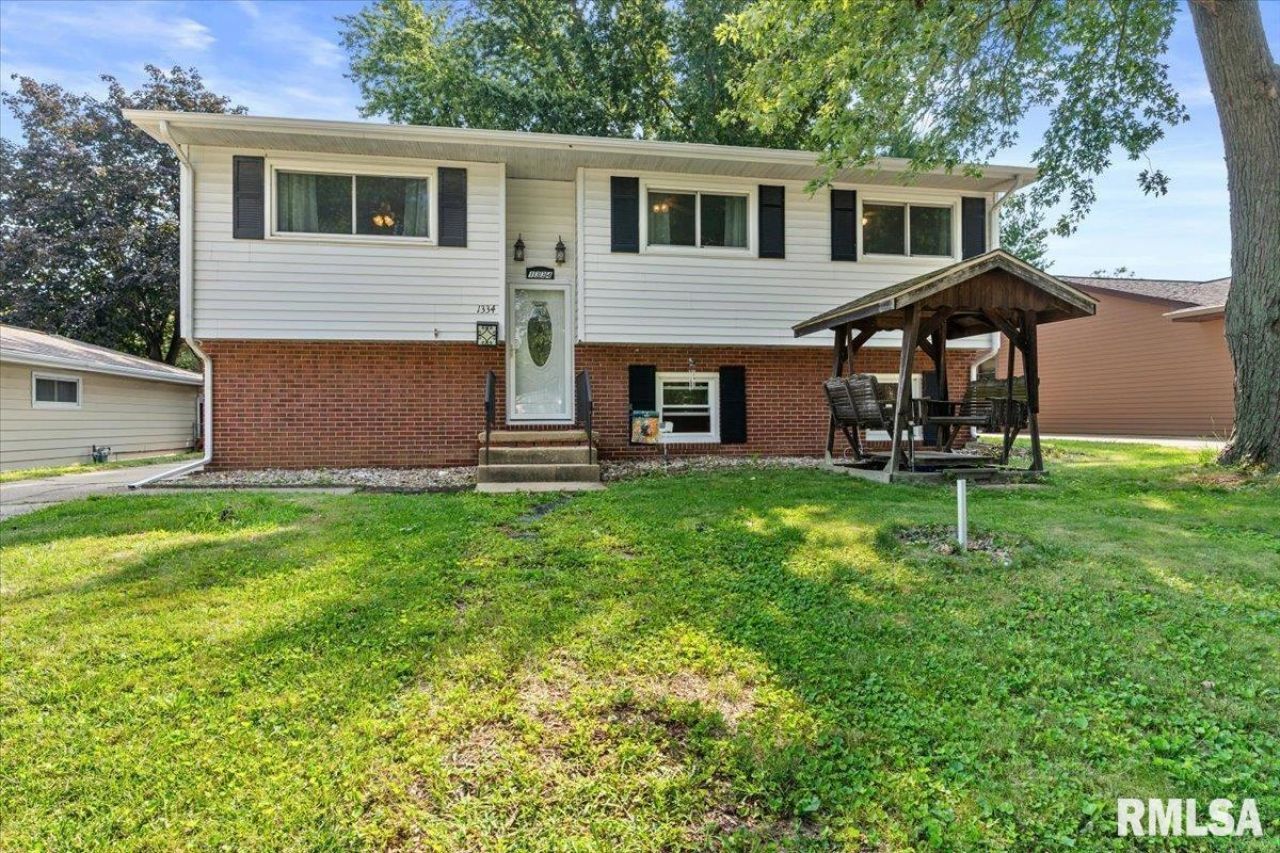 1334 Johnson Lane, Springfield, IL 62702 Main Photo