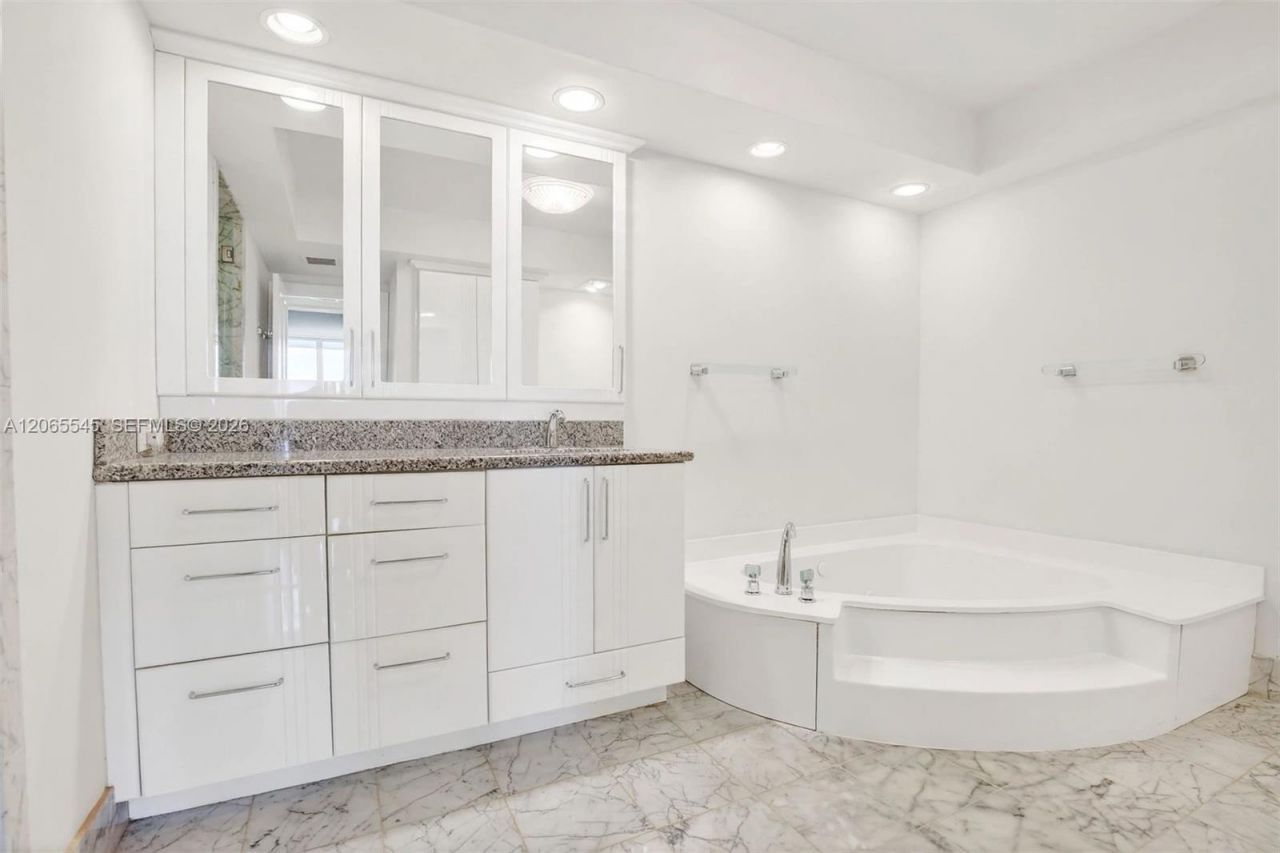20281 E Country Club Dr, Unit 1801, Aventura, FL 33180 Photo
